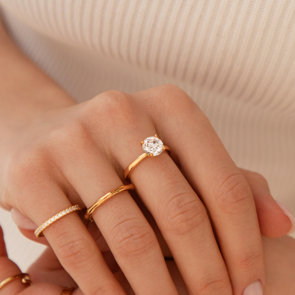 Round Cut Solitaire Ring (Gold)