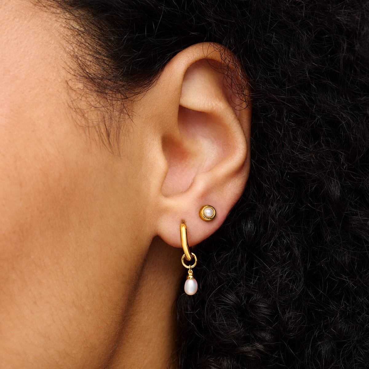 Fine Organic Pearl Huggie Earring (Gold)
