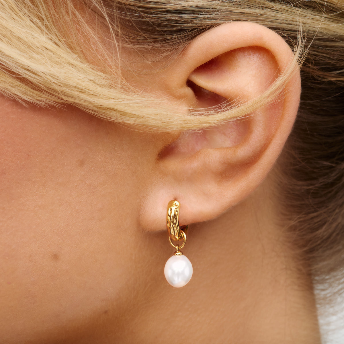 Pearl Drop Huggie Earring Bridesmaid Gift Set (Gold)