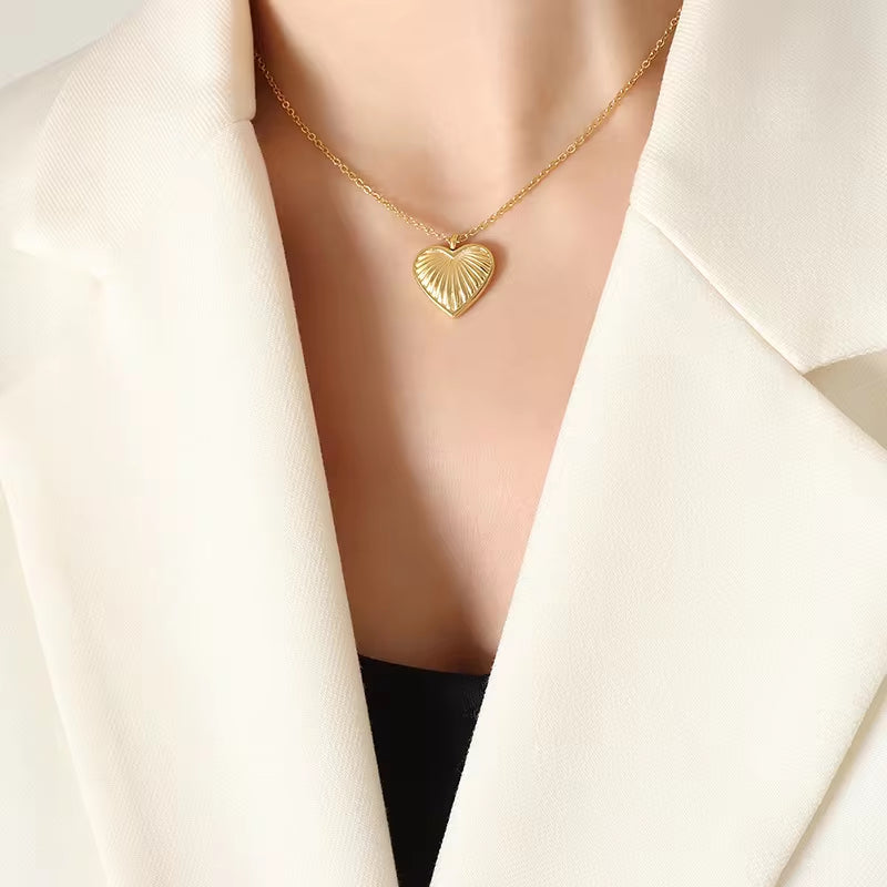 18K Gold Plated Stainless Steel Hip Hop Accessories Radial Texture Heart Pendant Necklace for Women